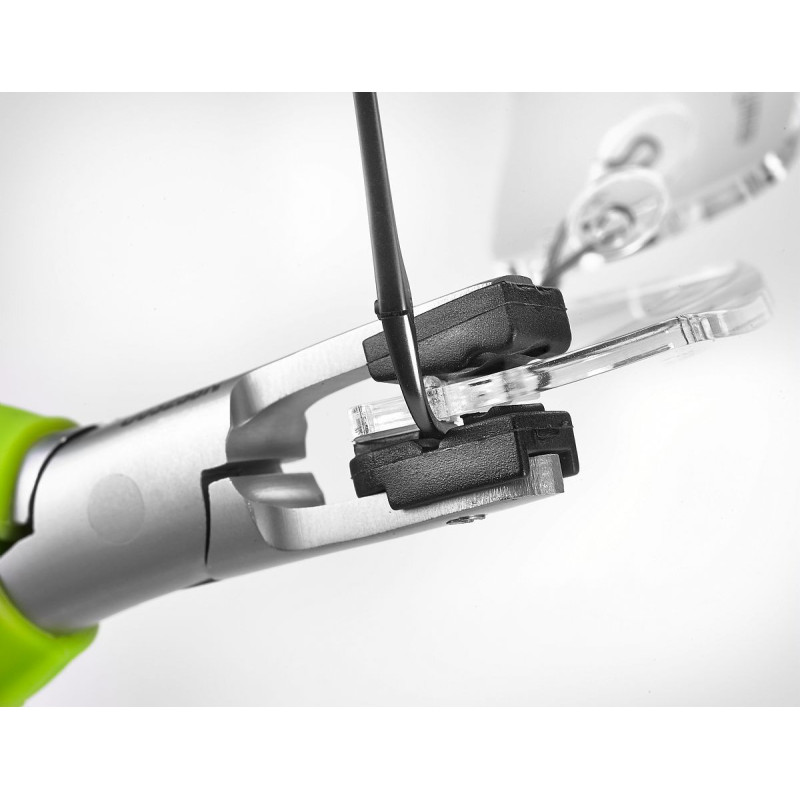 Pince pour inserer des rivets en plastique